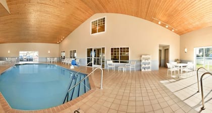Country Inn & Suites by Radisson, Chippewa Falls, WI
