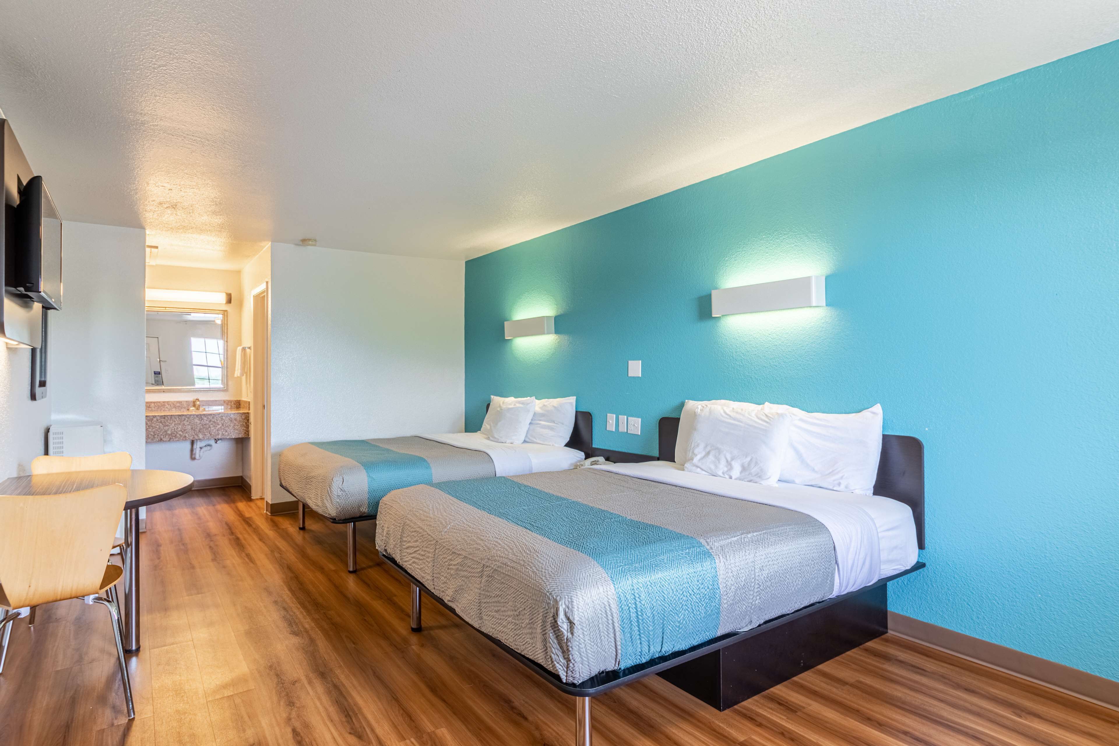 Escritorio, tabla de planchar con plancha, wifi gratis y ropa de cama 