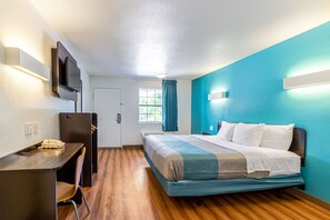 Escritorio, tabla de planchar con plancha, wifi gratis y ropa de cama