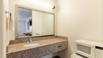 Een bad/douchecombinatie, milieuvriendelijk toiletgerief