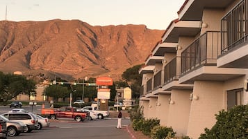 Vista frontal de la propiedad por la tarde o noche