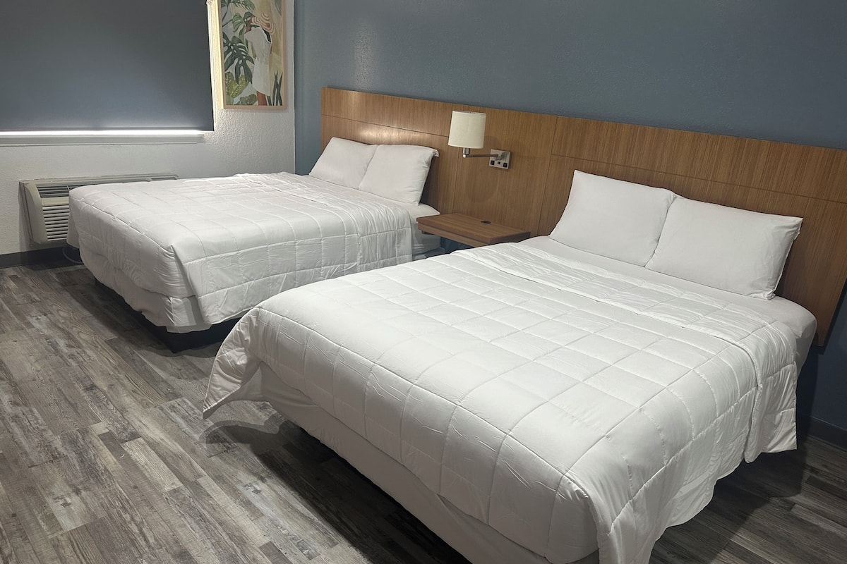 Double Room | 1 bedroom, in-room safe, desk, iron/ironing board