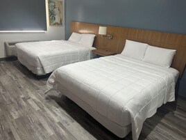 Quarto casal | Cofres nos quartos, escrivaninha, ferros/tábuas de passar roupa