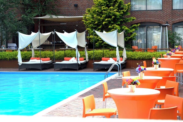 Piscina interna, piscina externa sazonal