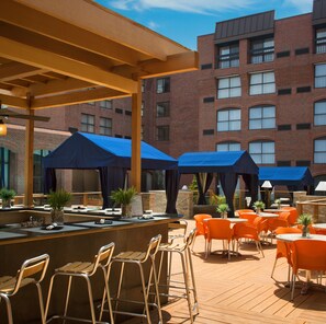2 restaurants, breakfast, lunch, dinner served; American cuisine 