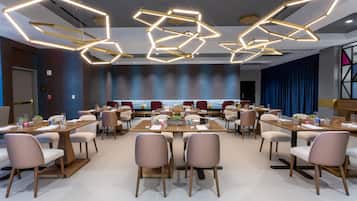 2 restaurants; ze serveren er ontbijt, lunch, diner en brunch