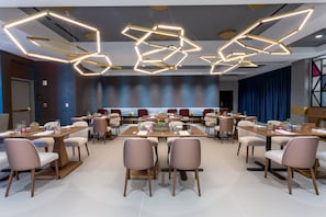 2 restaurants; breakfast, lunch, dinner, and brunch served
