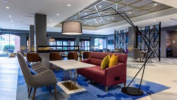 Serves lunch and dinner