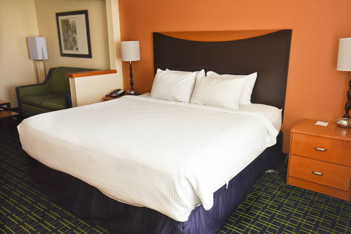 Roupas de cama premium, cofres nos quartos, escrivaninha