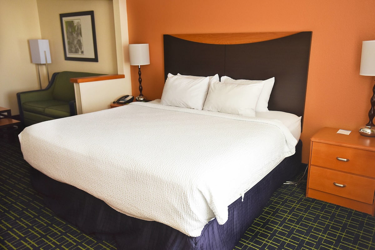 Premium bedding, in-room safe, desk, blackout curtains