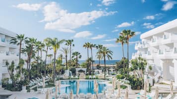 Outdoor pool, pool umbrellas, sun loungers