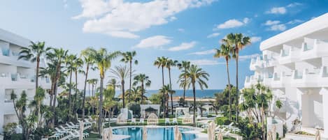 야외 수영장, 수영장 파라솔, 일광욕 의자