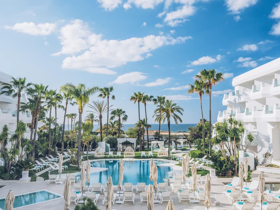 Utendørsbasseng, bassengparasoller og solsenger