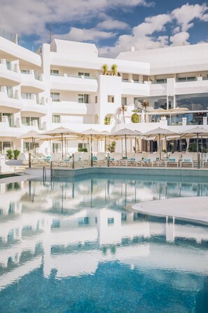 Outdoor pool, pool umbrellas, sun loungers