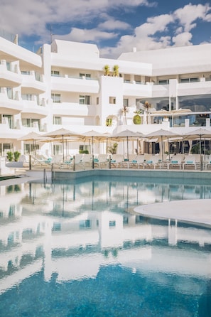 Piscina externa, guarda-sóis, espreguiçadeiras