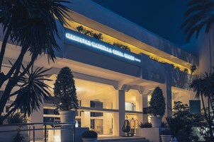 Een modern hotelgebouw met een bord waarop 'IBEROSTAR MARBELLA CORAL BEACH' staat.