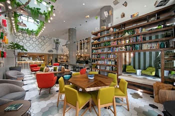 Cafe at The Wayfarer Downtown LA, Tapestry Collection by Hilton