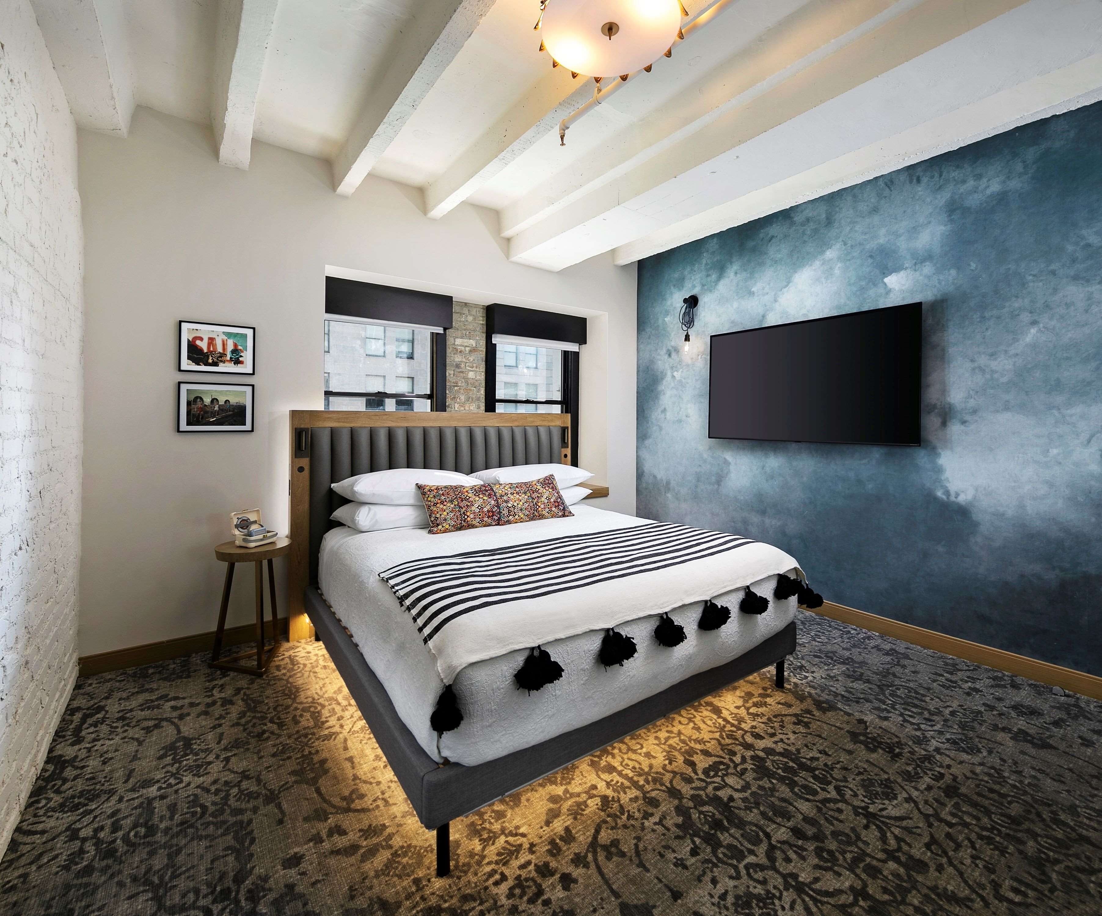 Chambre, 1 très grand lit, accessible aux personnes à mobilité réduite (Urban, Mobility, Bathtub) | Bureau, espace de travail pour ordinateur portable