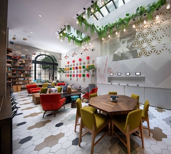 Cafe at The Wayfarer Downtown LA, Tapestry Collection by Hilton