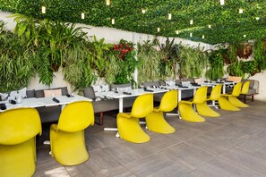 2 restaurants; breakfast, lunch, dinner, and brunch served - The Wayfarer Downtown LA, Tapestry Collection by Hilton (Los Angeles)