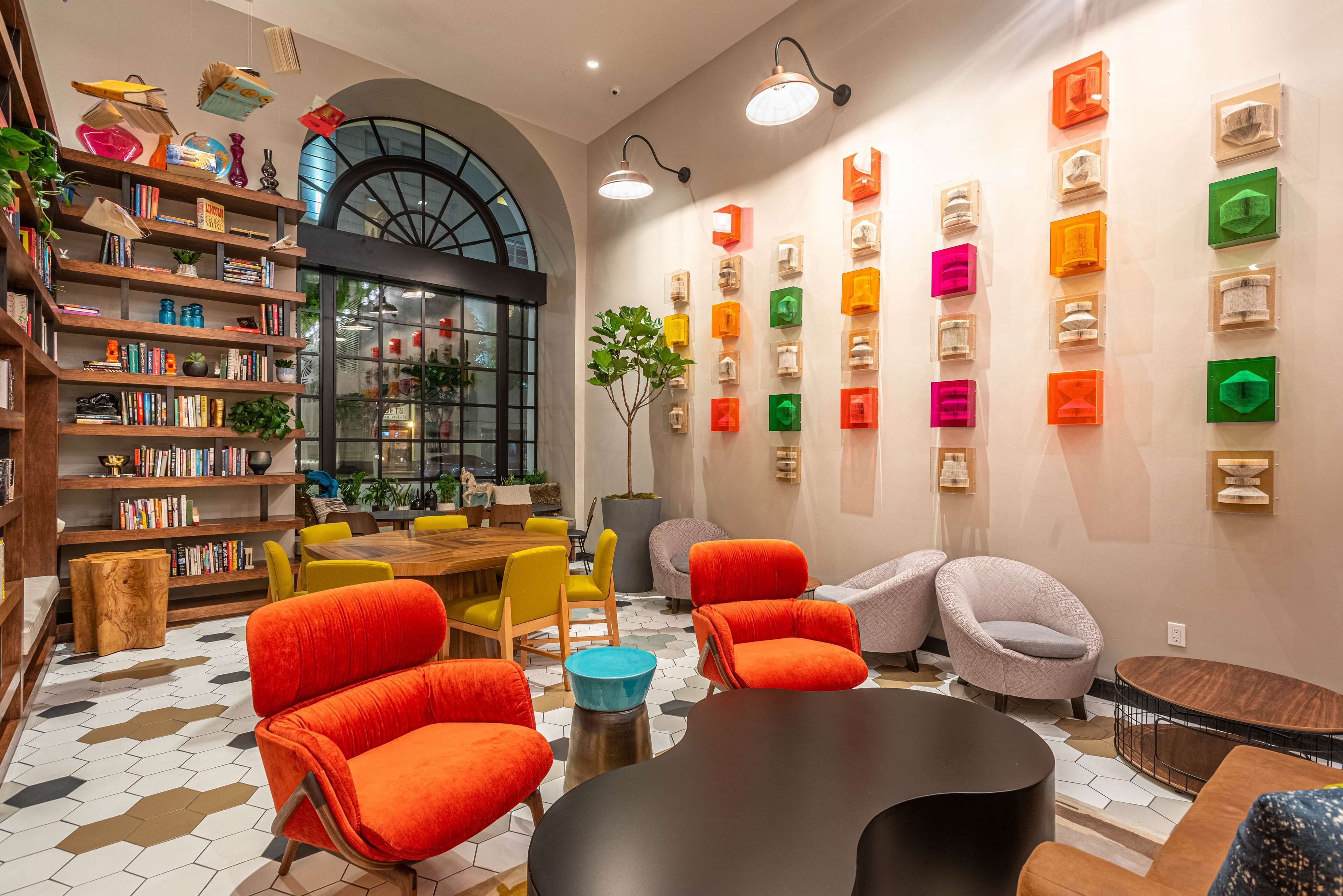 2 restaurants, breakfast served