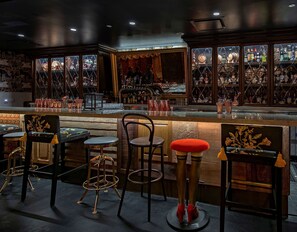 Bar (trong khuôn viên)
