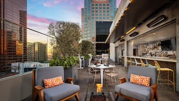 2 restaurants, breakfast served