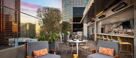 2 restaurants, breakfast served