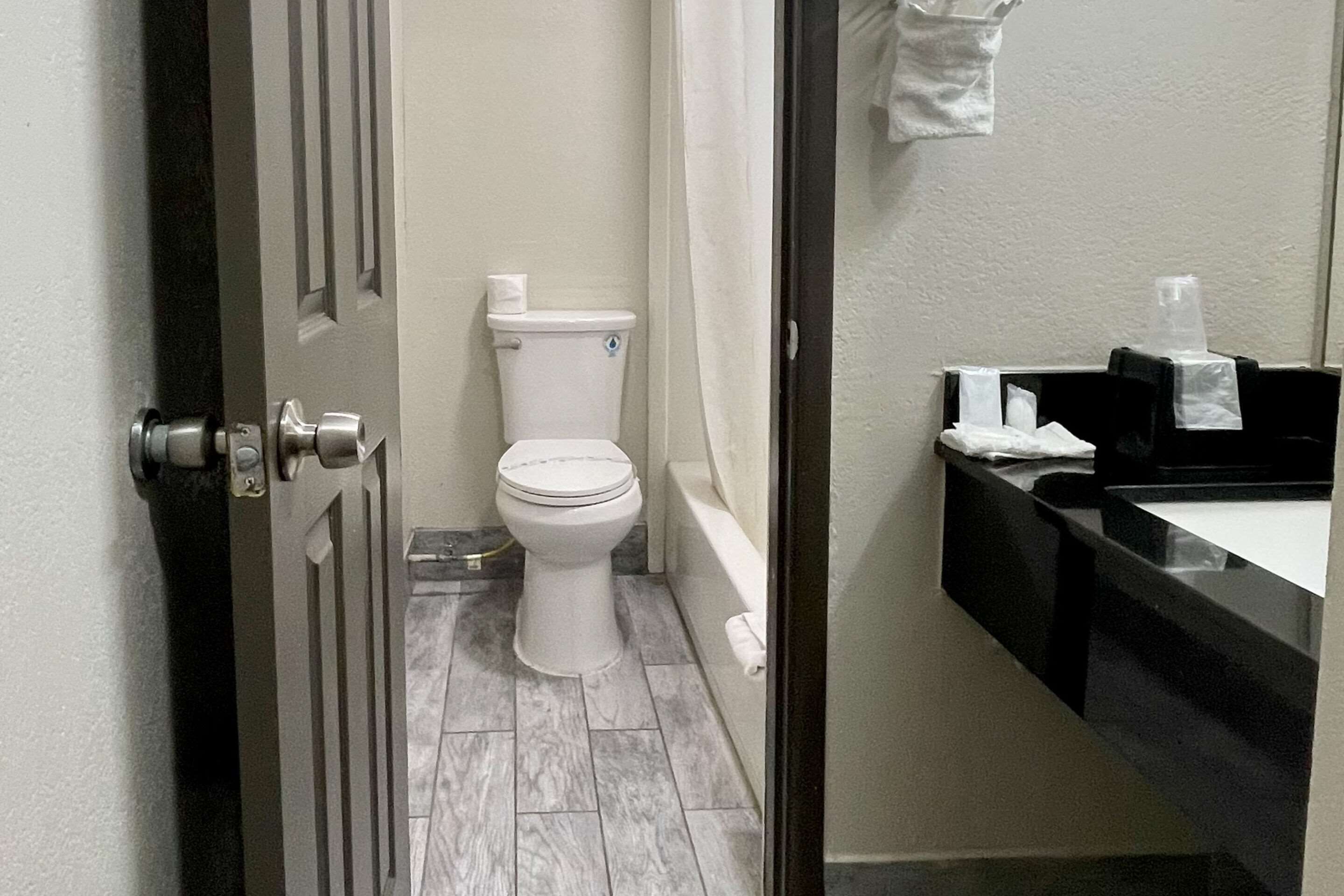 Un baño con inodoro, bañera y lavamanos.