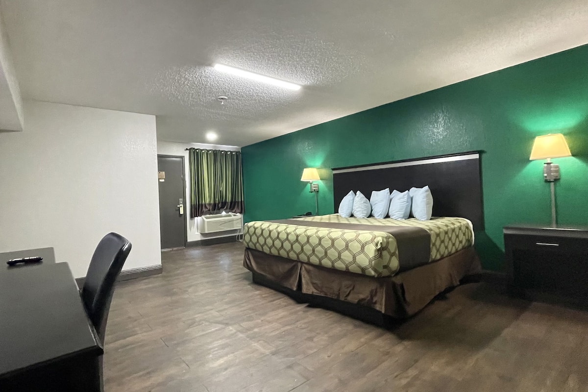 Escritorio, cortinas blackout y tabla de planchar con plancha