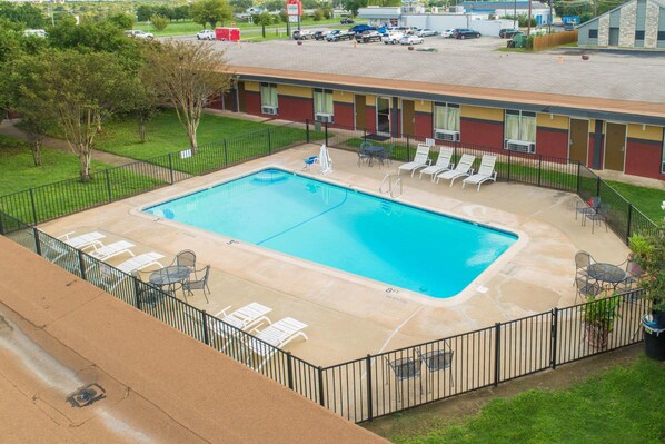 Piscine extérieure en saison