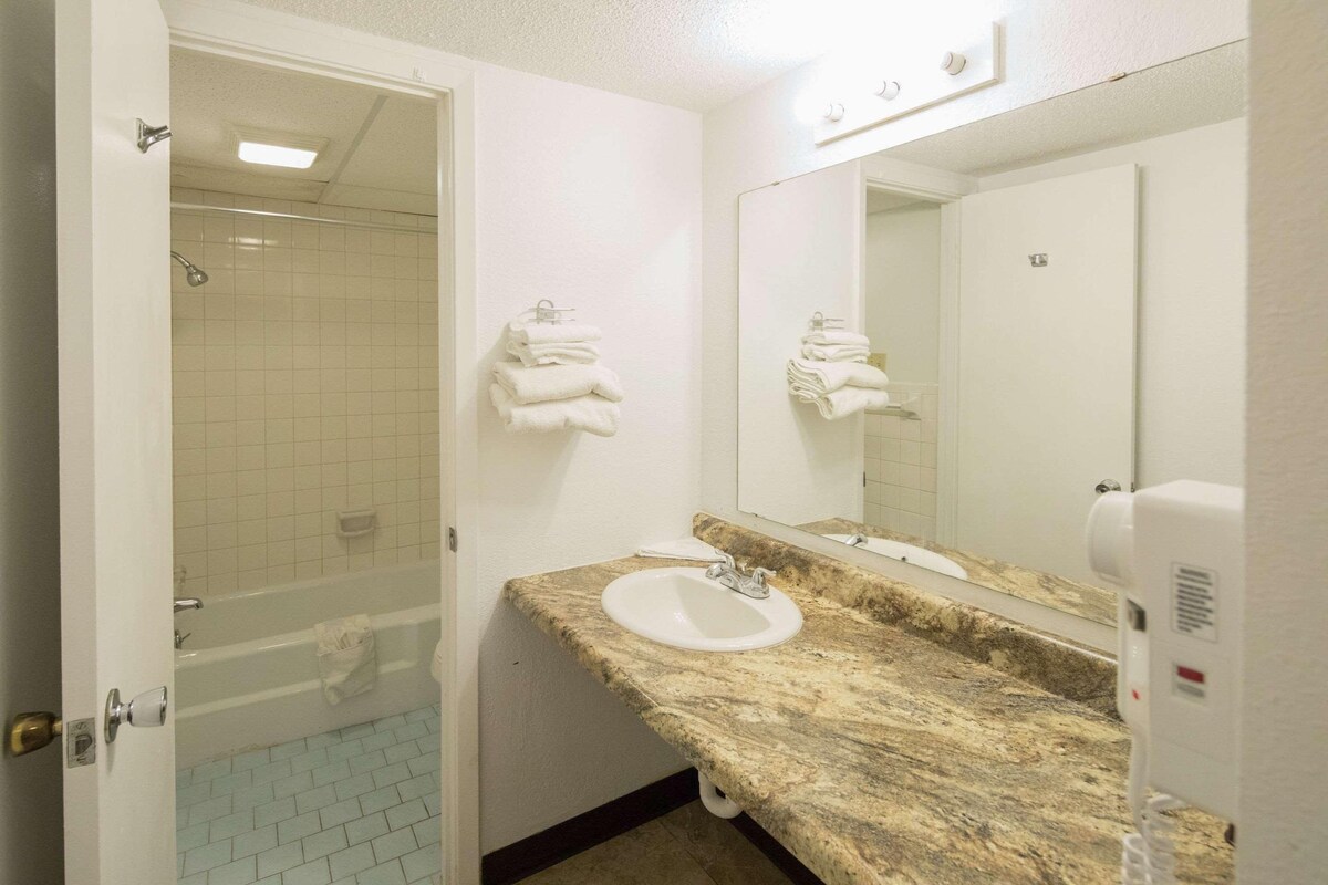 Kamar mandi | Kombinasi shower/bathtub dan perlengkapan mandi gratis