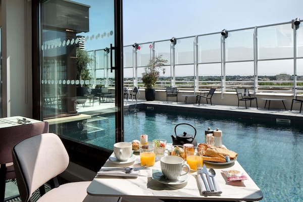 Bar á þaki, útsýni yfir sundlaug, opið daglega