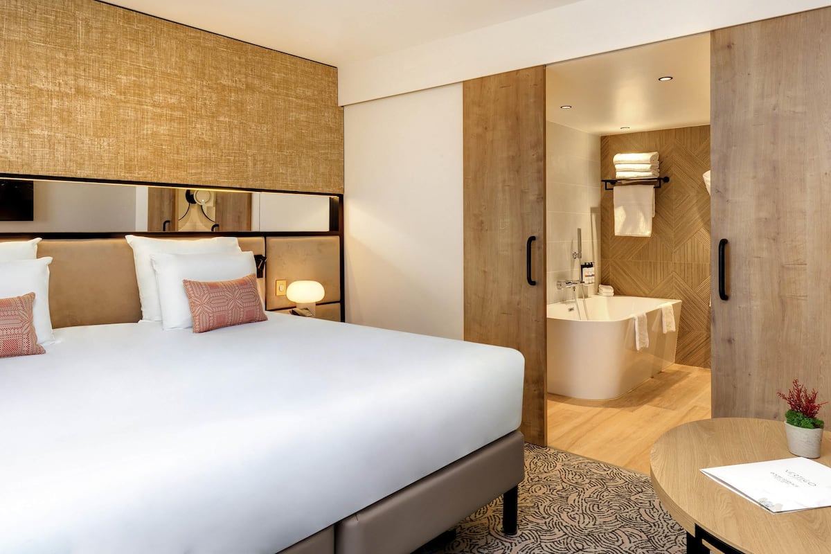 Suite Deluxe, 1 letto king con divano letto | Biancheria da letto di alta qualità, materassi a doppio strato