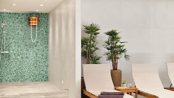 Un sauna, una bañera de hidromasaje, baño turco