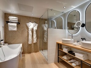 Suite Deluxe, 1 cama de matrimonio grande con sofá cama | Ropa de cama de alta calidad y colchones con acolchado adicional