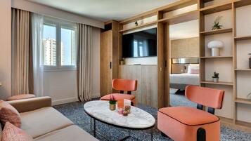 Deluxe Suite, 1 King Bed with Sofa bed | Premium bedding, pillowtop beds, free minibar items, in-room safe