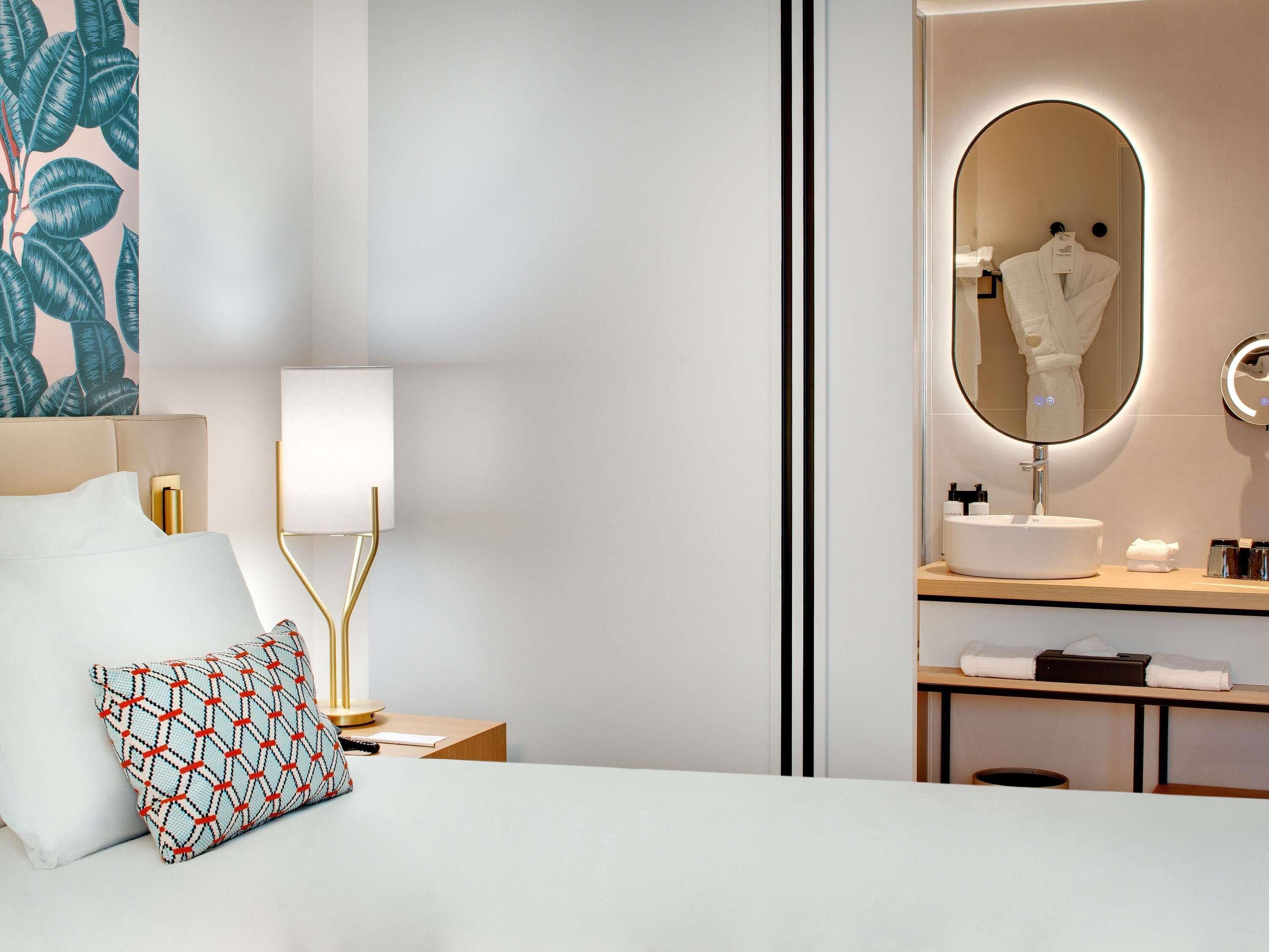 Deluxe Room, 1 King Bed | Premium bedding, pillowtop beds, free minibar items, in-room safe