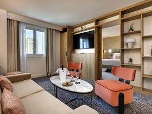Phòng Suite Deluxe, 1 giường cỡ king và sofa giường | Bộ đồ giường cao cấp, nệm có lớp đệm bông 