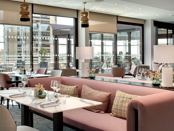 Breakfast, lunch, dinner served; Mediterranean cuisine, pool views  - Pullman La Pléiade Montpellier Centre (Montpellier)