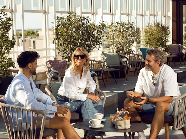 Bar på takterrassen, utsikt mot poolen, öppet alla dagar