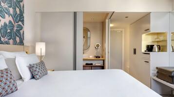 Kamar Deluks, 2 Tempat Tidur Twin | Seprai premium, bantalan ekstra lembut, isi minibar gratis, dan brankas