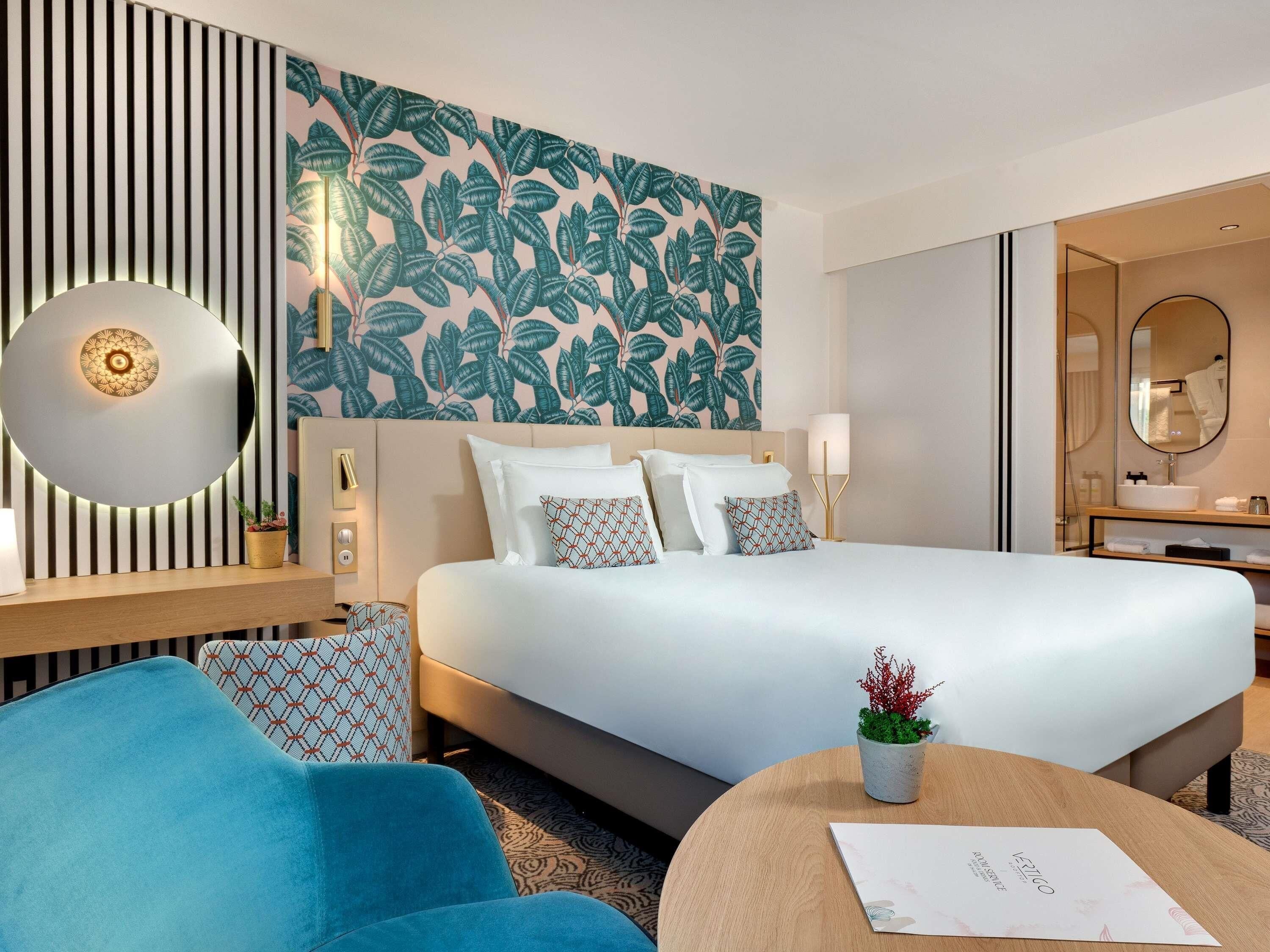 Luxe beddengoed, pillowtop-bedden, een minibar met enkele gratis items