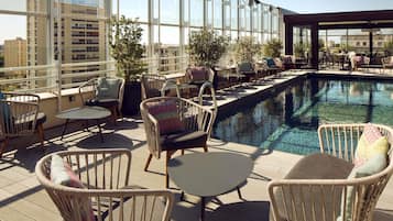 Bar en la azotea, con vista a la alberca, abre todos los días