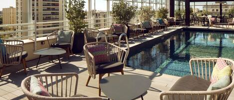 Takterrassebar, utsikt mot bassenget, åpen hver dag