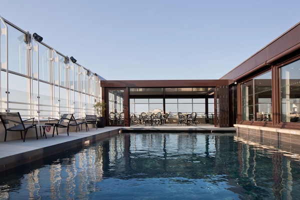 Una piscina techada, una piscina al aire libre de temporada