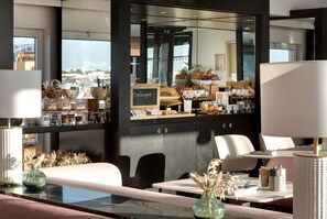 Desayuno a la carta todos los días (con cargo) 