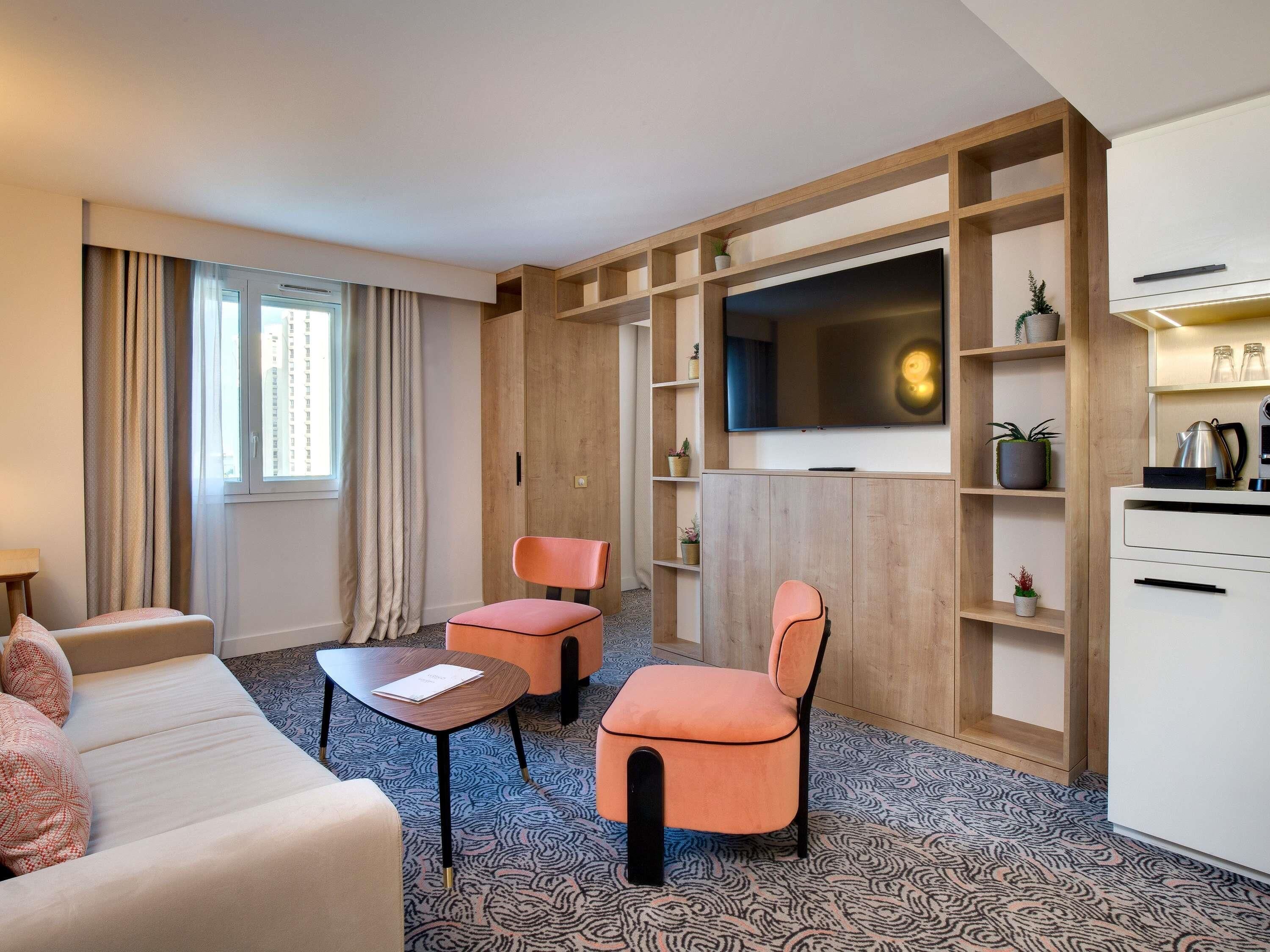 Deluxe Suite, 1 King Bed with Sofa bed | Premium bedding, pillow-top beds, free minibar items, in-room safe