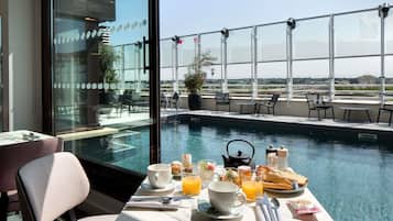 Bar auf der Dachterrasse, Blick auf den Pool, tÀglich geöffnet