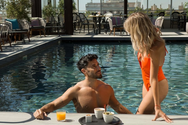 Bar panoramico, con vista sulla piscina, aperto tutti i giorni